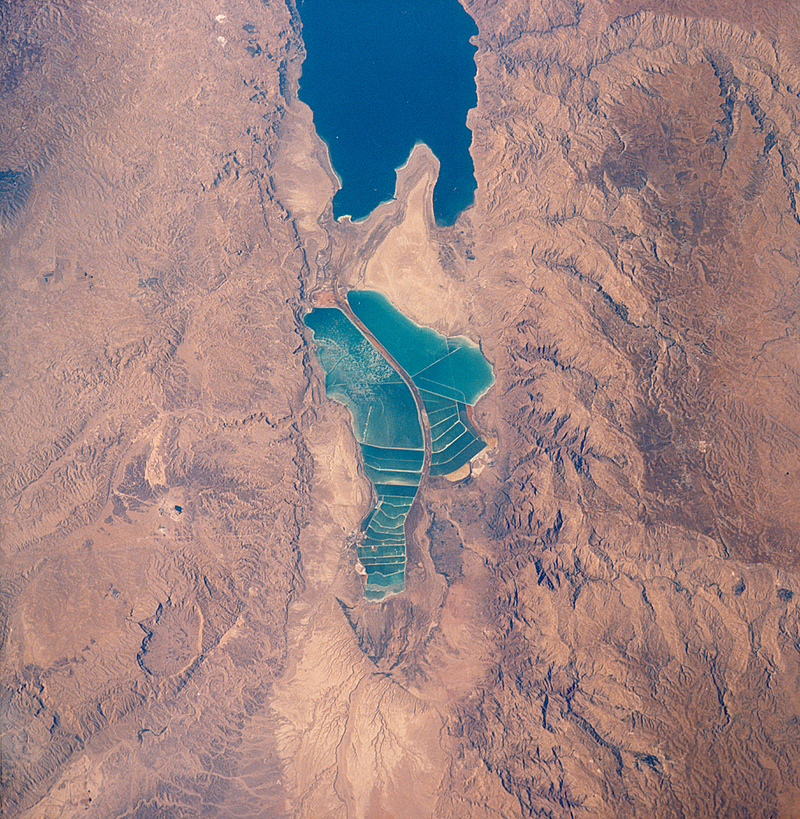 Illustration for article titled Salt Ponds at the Dead Sea